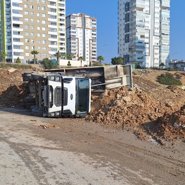 Mersin'de hafriyat kamyonu devrildi