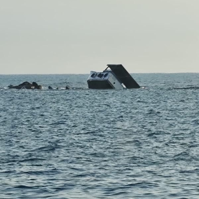 Kayalıklara çarpan teknedeki balıkçılar kurtarıldı