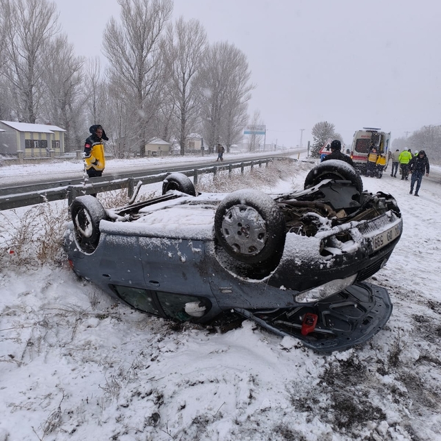 Ağrı'da iki ayrı trafik kazasında 3 kişi yaralandı