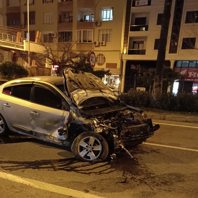 Antalya'da iki otomobilin çarpıştığı kazada 1 kişi öldü, 1 kişi yaralandı