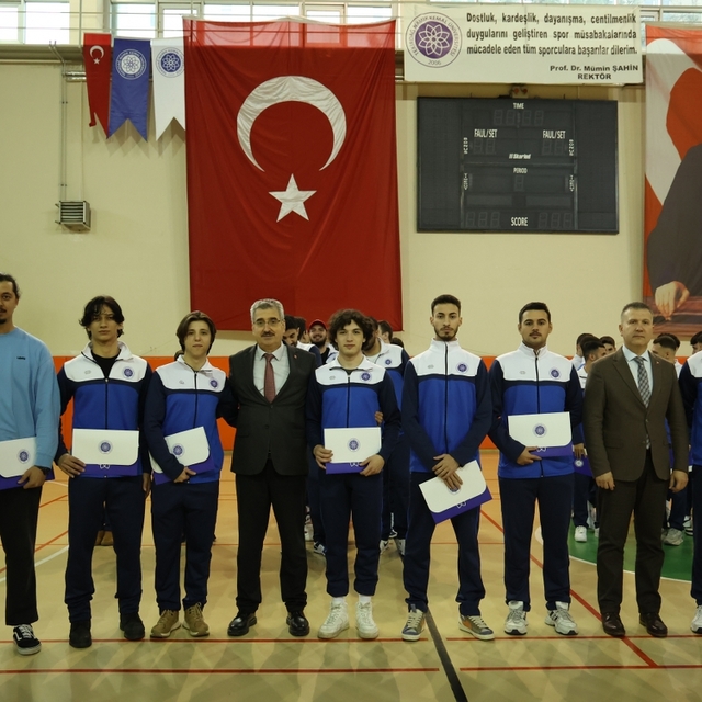 Tekirdağ NKÜ Rektörü Şahin başarılı sporcularla bir araya geldi