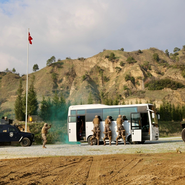 Aydın'da özel harekat polislerinden rehine kurtarma ve meskun mahal tatbika...