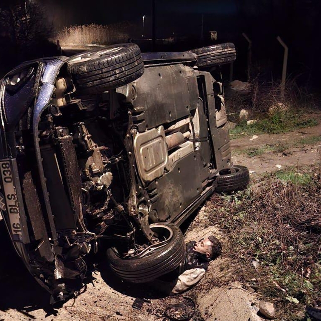 Bursa'da aydınlatma direğine çarpan otomobilin sürücüsü öldü