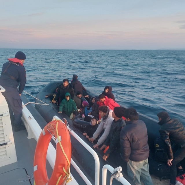 Ayvalık açıklarında lastik bottaki 31 düzensiz göçmen kurtarıldı