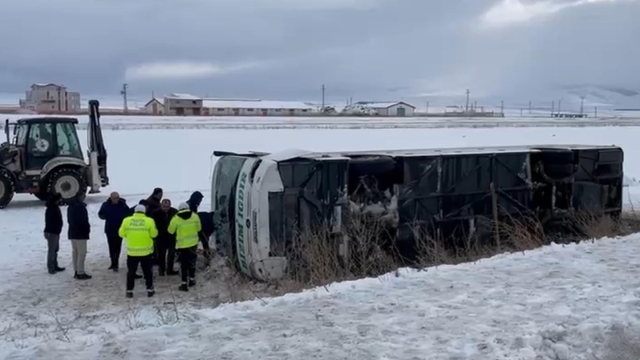 Kars'ta yolcu otobüsü, şarampole yuvarlandı: 23 yaralı