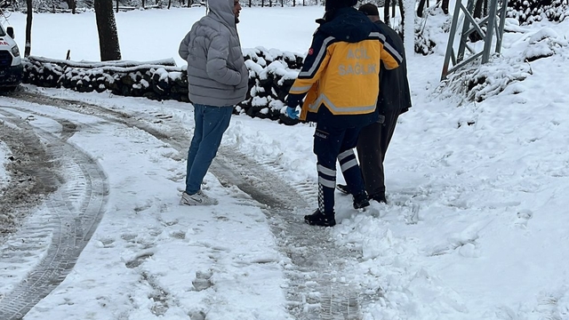 Elazığ'da mahsur kalan hasta, yol açılarak hastaneye yetiştirildi