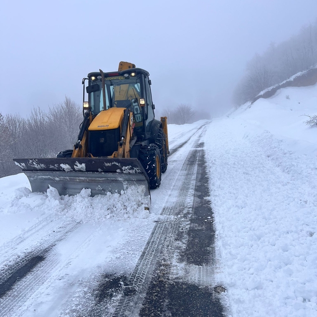 Tokat'ta kara saplanan ambulansı İl Özel İdaresi ekipleri kurtardı