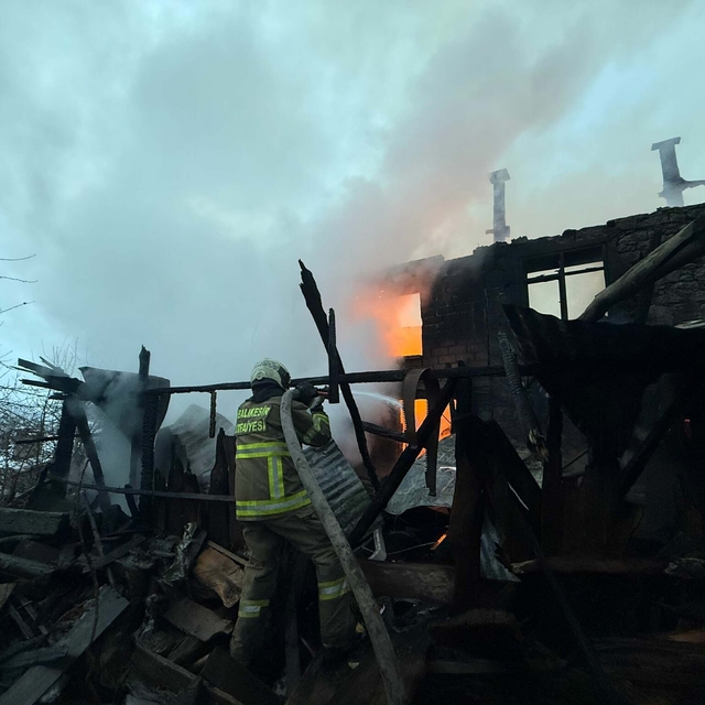 OBalıkesir'de yangın: 5 ev hasar gördü