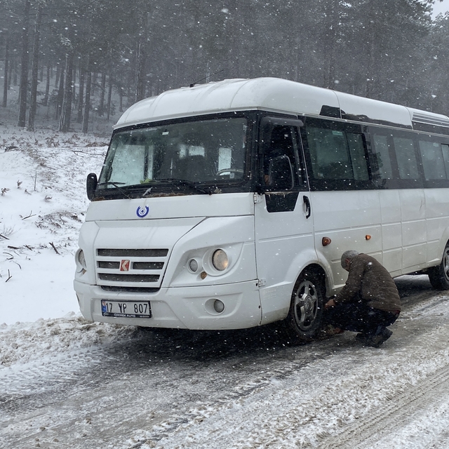 Kazdağları'nda kar yağışı nedeniyle ulaşım güçlükle sağlanıyor