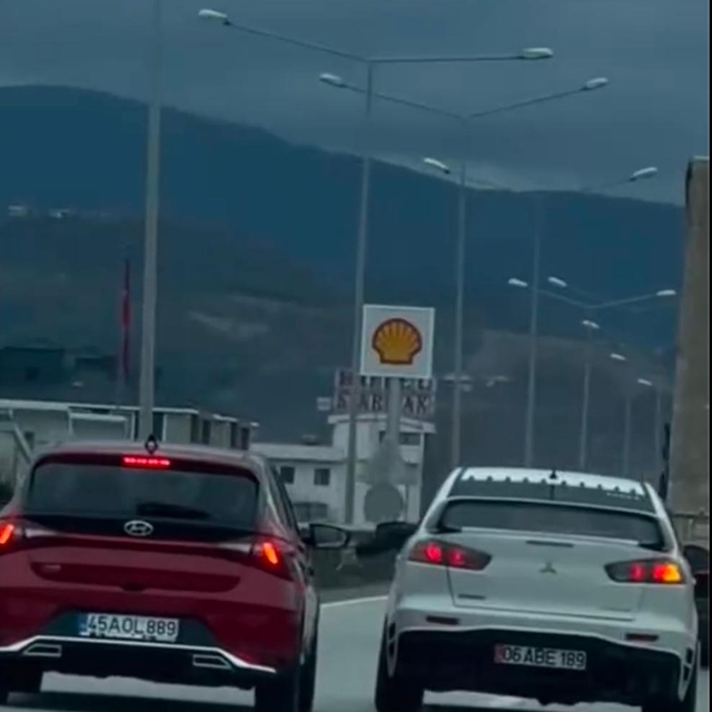 Yalova'da sollama yapan sürücünün otomobiliyle tehlikeli yolculuğu kamerada