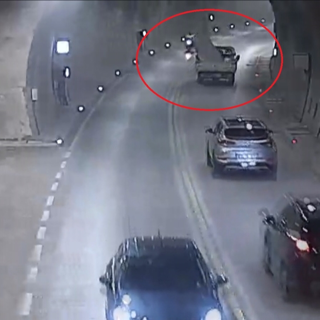 Kamyonetten çatı sacı düştü, karşı şeritteki motosiklet devrildi; o anlar k...