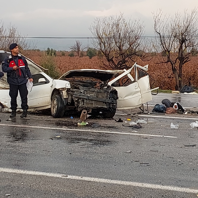 Denizli'de iki otomobilin çarpıştığı kazada 1 kişi öldü, 5 kişi yaralandı