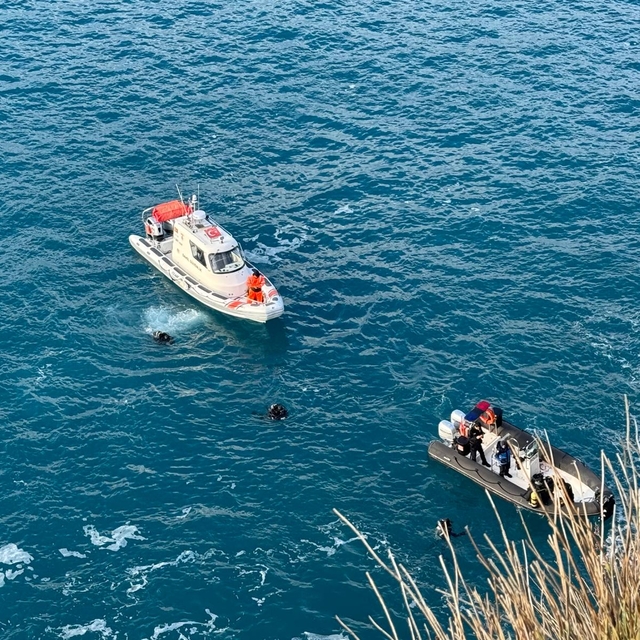 Antalya'da otomobille falezlerden denize düşen genci arama çalışmaları sürü...