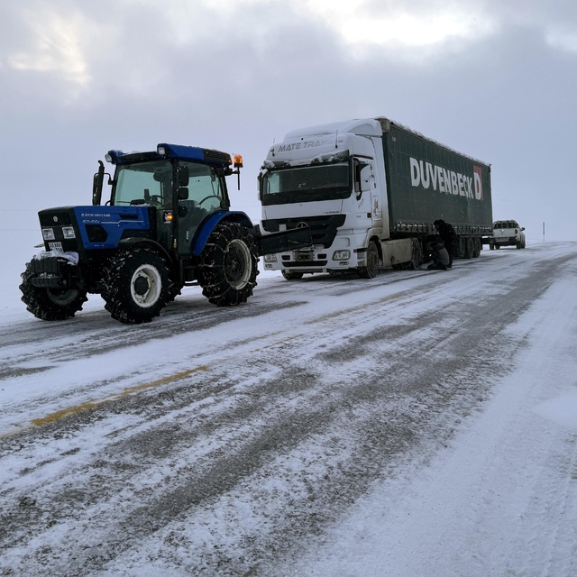 Ardahan-Şavşat kara yolunda kar ve buzlanma nedeniyle araçlar yolda kaldı