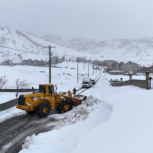 Van ve Bitlis'te karla mücadele çalışmaları devam ediyor
