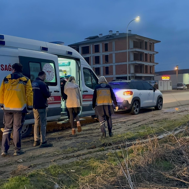 Düzce'de şarampole devrilen otomobilin sürücüsü yaralandı