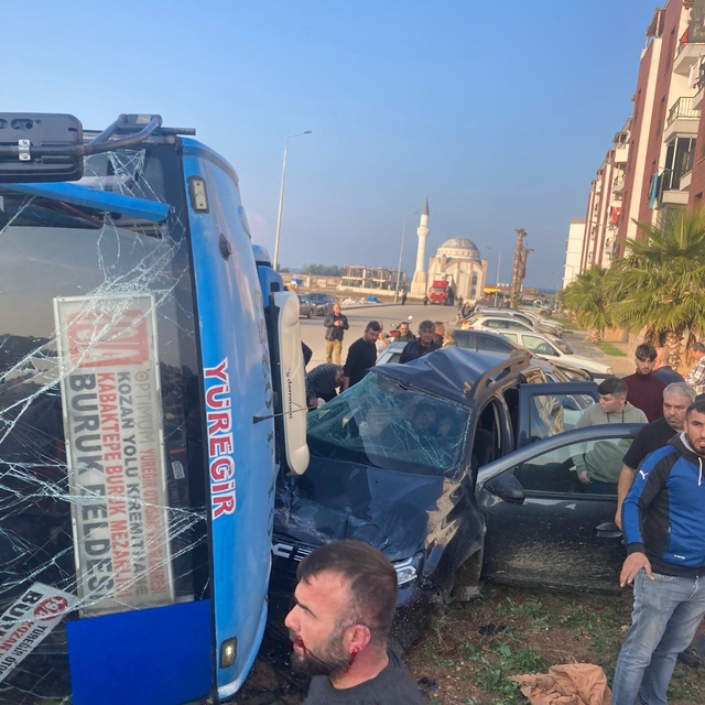 Adana'da yolcu midibüsü ile cip çarpıştı: 7 yaralı