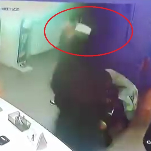 Klinikte yüksek sesle konuşup küfreden Suriyeli kadın, kendisini uyaran diş...