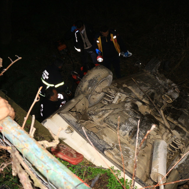 Tokat'ta dereye uçan otomobilin sürücüsü yaralandı, kurtarma anı kamerada