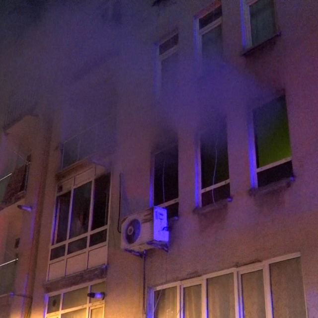 Samsun'da ev yandı; 11 kişi dumandan etkilendi