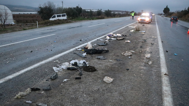 Denizli'de 2 otomobil kafa kafaya çarpıştı; karı- koca ile oğulları öldü, 3 yaralı