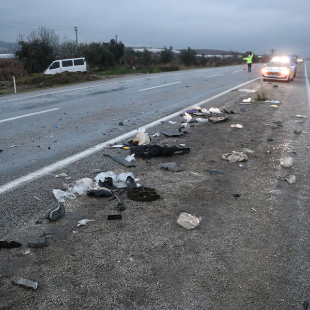 Denizli'de 2 otomobil kafa kafaya çarpıştı; karı- koca ile oğulları öldü, 3...