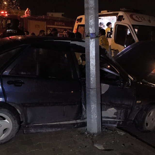 Bursa'da 2 otomobil çarpıştı; 1 yaralı