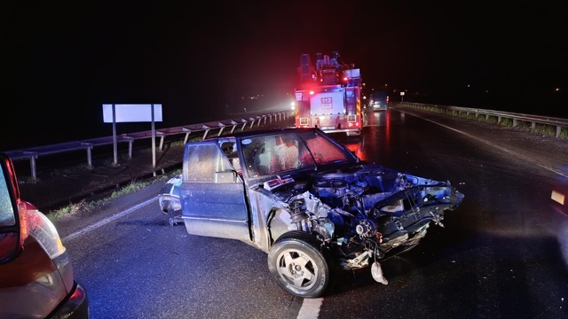 Sakarya'da otomobilin bariyere çarptığı kazada 2 kişi yaralandı