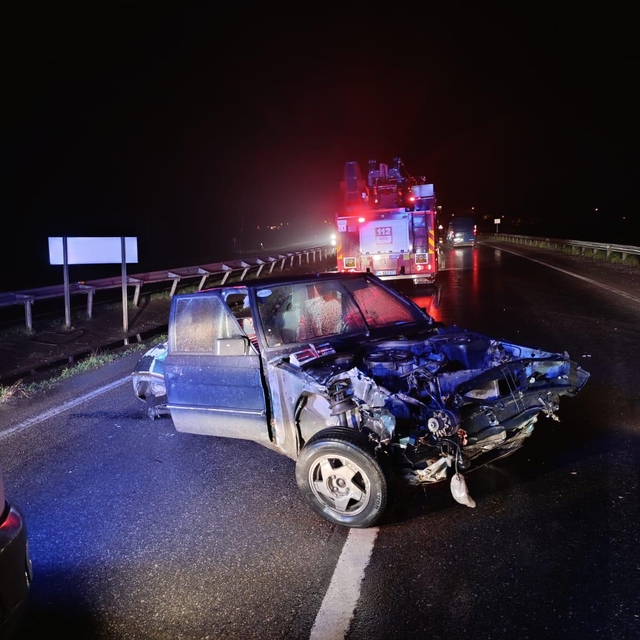 Sakarya'da otomobilin bariyere çarptığı kazada 2 kişi yaralandı
