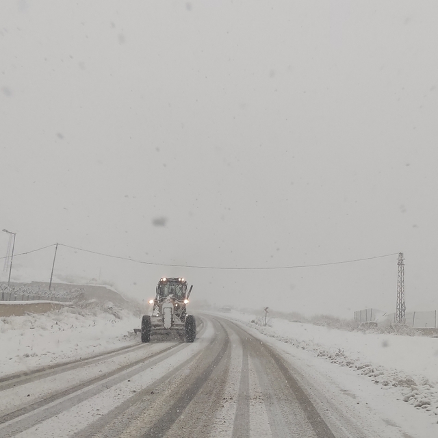 Van'da kar nedeniyle 163 yerleşim yerinin yolu kapandı