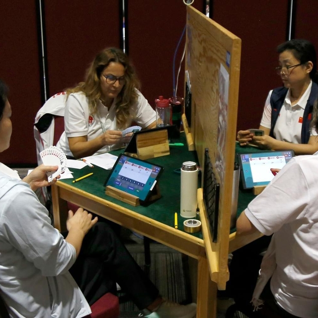 Üniversite yıllarında ilgi duyduğu briçte dünya şampiyonluğu yaşadı