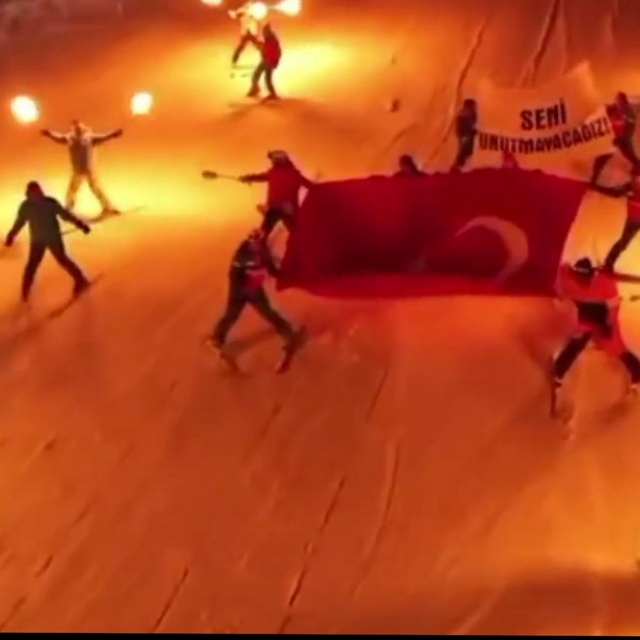 Kalp krizi sonucu ölen milli kayakçı anısına meşaleli gösteri