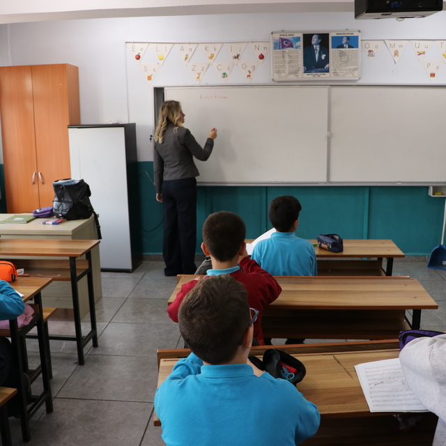 Notalarla engelini aşan Melis öğretmen azmiyle umut oluyor