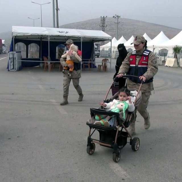 İlk kez ülkesine giden Suriyeli Nisa: Arkadaşlarımı ve öğretmenlerimi çok ö...