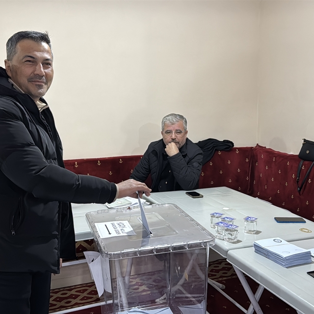 Karabük'te muhtarlık seçimi için vatandaşlar sandık başında