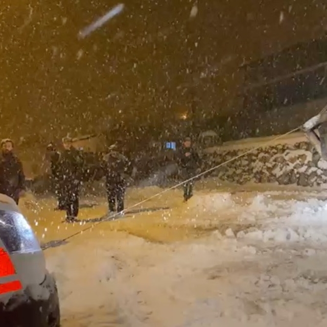 Kara saplanan ambulans iş makinesiyle kurtarıldı