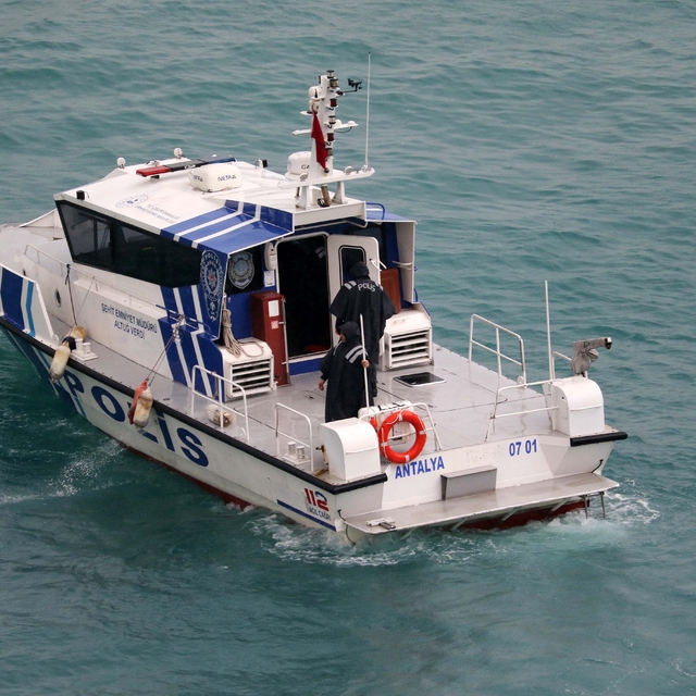 Falezlerden düşen otomobilin sürücüsü 4'üncü günde aranıyor