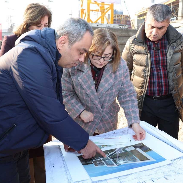 Gaziantep Büyükşehir Belediye Başkanı Şahin, Kamil Ocak Spor Salonu inşaat...