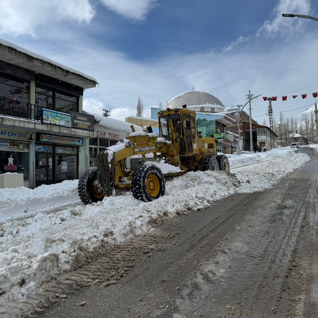 Van'da kar nedeniyle 163 yerleşim yerinin yolu kapandı (2)