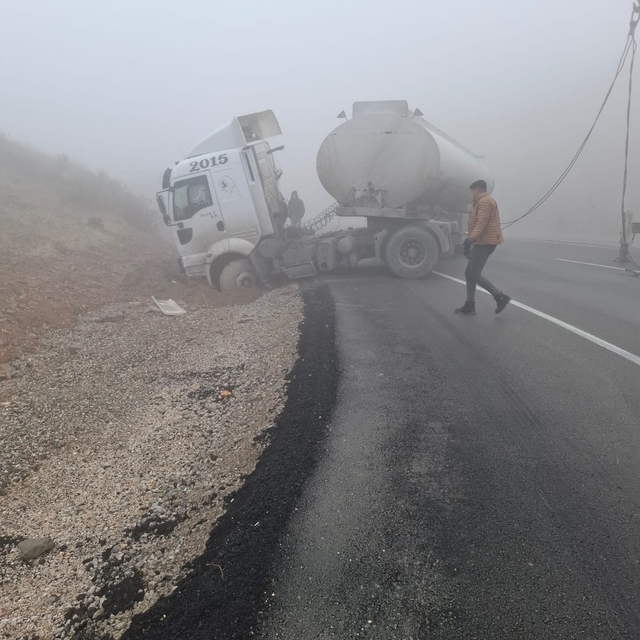 Gaziantep'te buzlanmadan dolayı yoldan çıkan yakıt tankerinin sürücüsü yara...