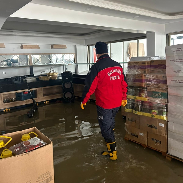 Erdek'te su baskınına itfaiye müdahale etti