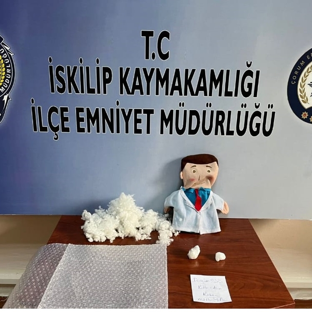 Çorum'da oyuncak bebeğin içine uyuşturucu sakladığı belirlenen 8 kişi yakal...