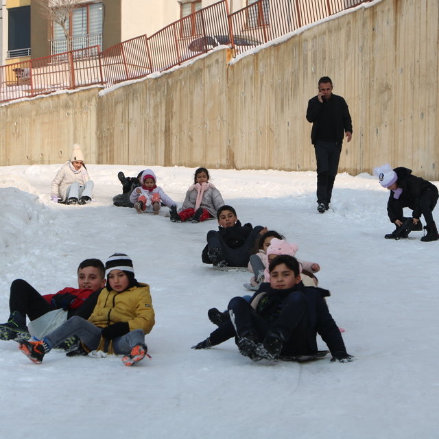 Yüksekova'da çocuklar 'tepsi' ile kaydı