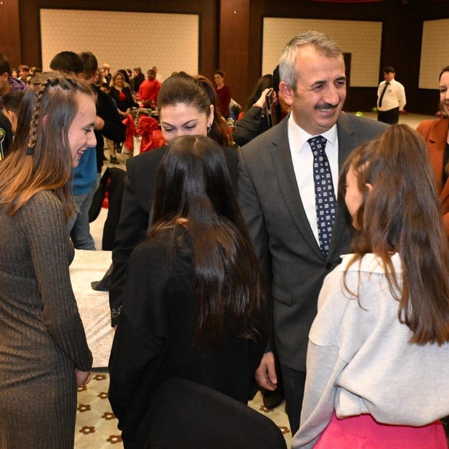 Edirne Valisi Sezer koruma altındaki çocuklarla buluştu