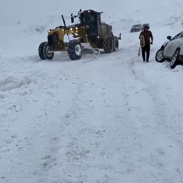 Siirt'te, kar nedeniyle yolu kapanan yollar açıldı