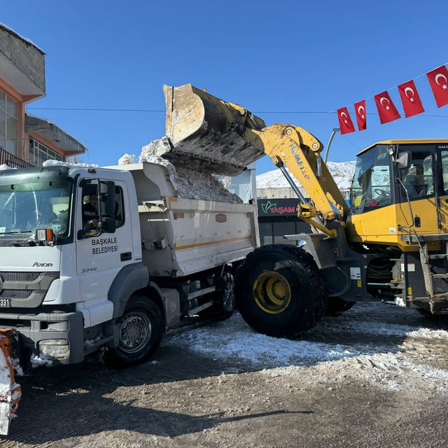 Başkale'de karlar kamyonlarla ilçe dışına taşınıyor