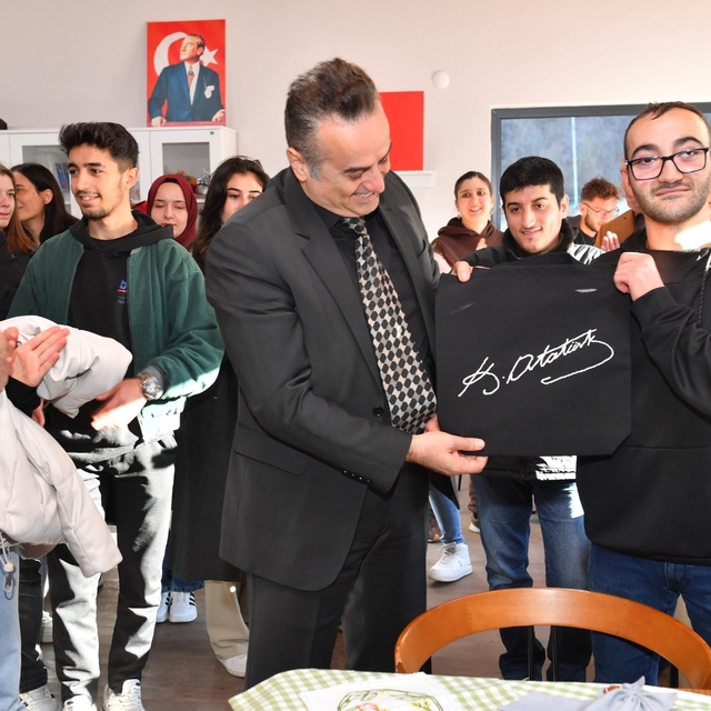 Trabzon Üniversitesi öğrencileri "En Mutlu Köy" yerleşkesinin özel çalışanl...