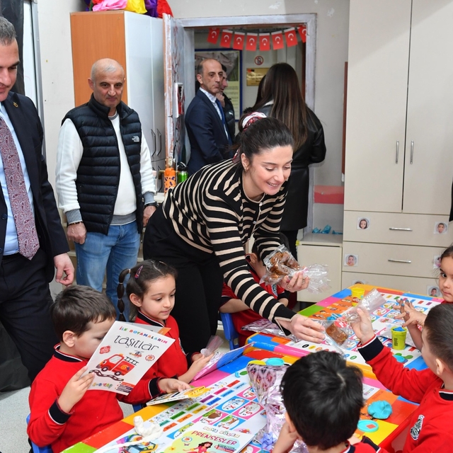 Ortahisar Belediyesi ilkokul öğrencilerine kırtasiye desteği sağladı