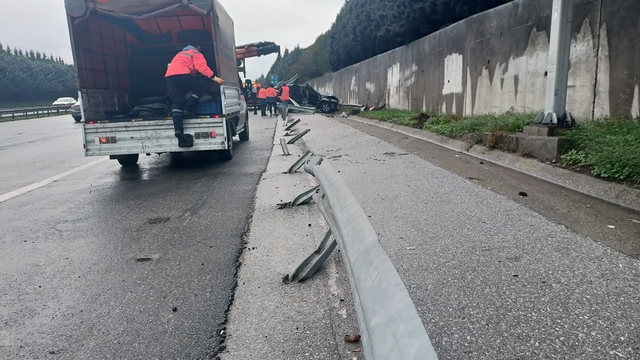 TEM Otoyolu'nda otomobil bariyere çarptı; 1 yaralı