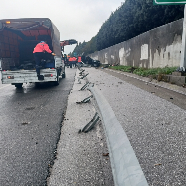 TEM Otoyolu'nda otomobil bariyere çarptı; 1 yaralı